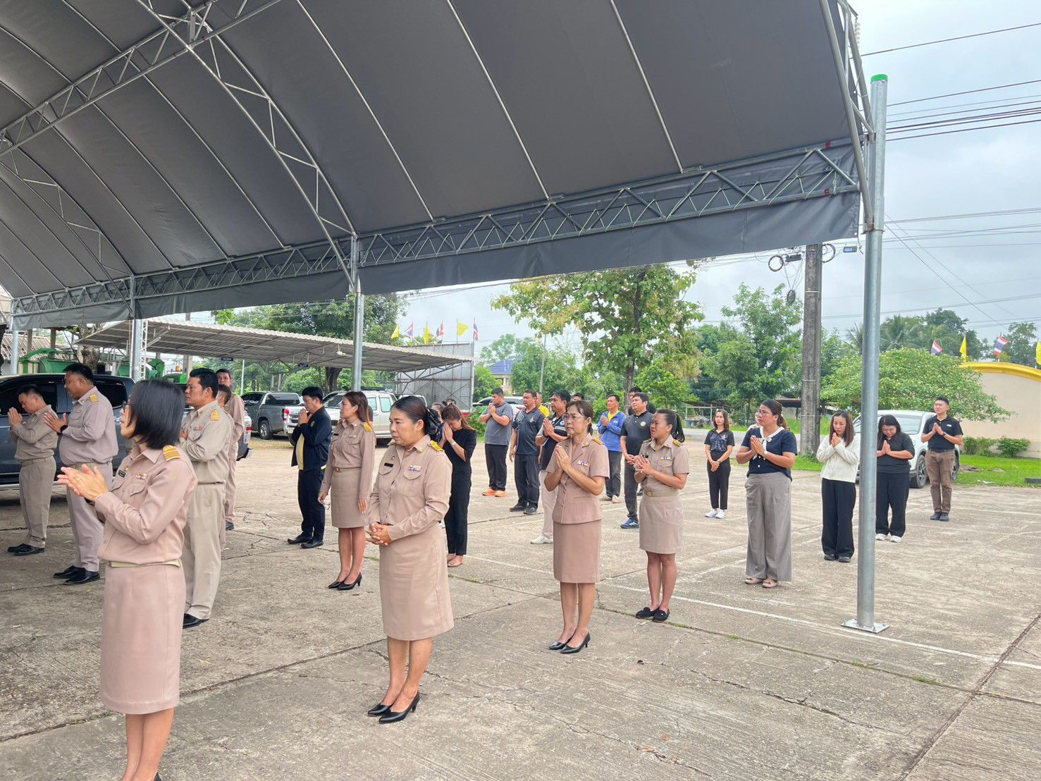 เทศบาลตำบลวัดหลวง ร่วมเข้าแถวเคารพธงชาติ หน้าสำนักงาน 12/ต.ค./2569 เวลา 08.00 น.
